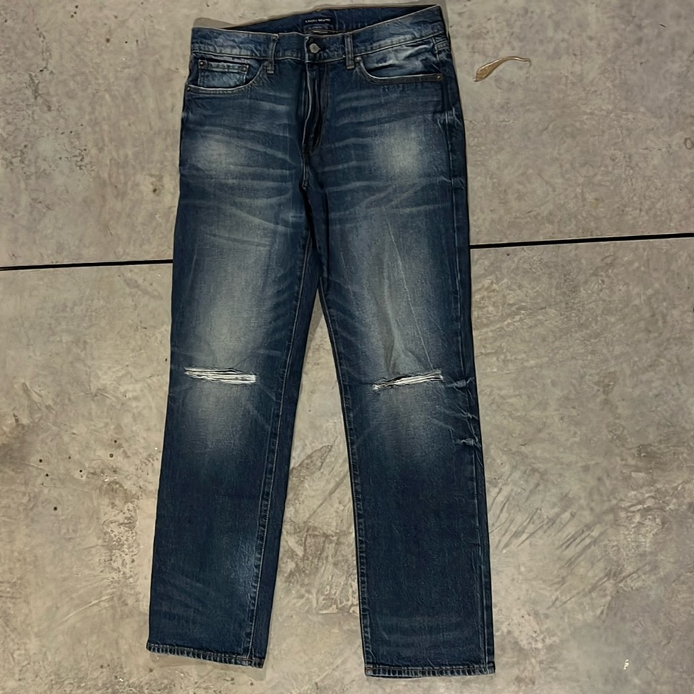 Lucky Brand. 363 vintage straight medium wash jean. Size 33/32.